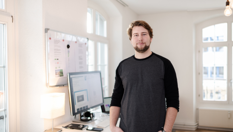 Foto von Nico Martin im Büro der Say Hello GmbH